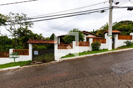 Casa à venda com 450m², 4 quartos e 4 vagas Casa à venda com 450m², 4 quartos e 4 vagasFachada