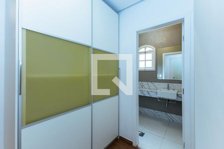 Casa à venda com 450m², 4 quartos e 4 vagas Casa à venda com 450m², 4 quartos e 4 vagasArmário - Banheiro