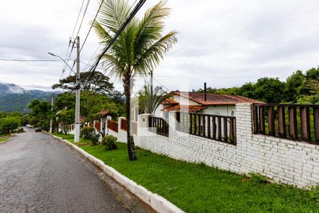 Casa à venda com 450m², 4 quartos e 4 vagas Casa à venda com 450m², 4 quartos e 4 vagasFachada