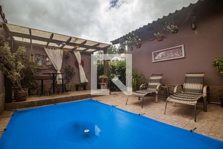 Casa à venda com 170m², 4 quartos e 3 vagas Casa à venda com 170m², 4 quartos e 3 vagasÁrea comum - Piscina