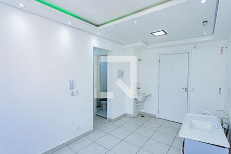 Sala, cozinha e área de serviço de apartamento para alugar com 2 quartos, 32m² em Piqueri, São Paulo