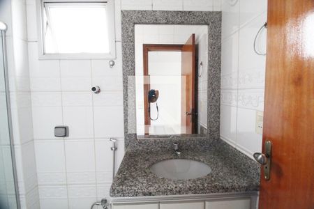 Banheiro do Quarto 1 de apartamento para alugar com 3 quartos, 88m² em Santa Mônica, Uberlândia