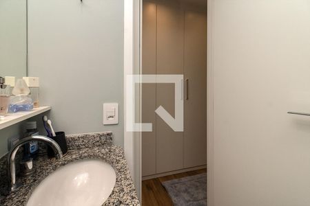 banheiro social_4 de apartamento para alugar com 1 quarto, 54m² em Aclimação, São Paulo