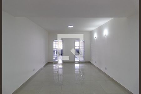 Sala de estar de casa para alugar com 4 quartos, 220m² em Jardim Aeroporto, São Paulo