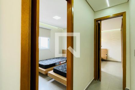 Corredor dos Dormitórios de apartamento para alugar com 2 quartos, 56m² em Parque Renato Maia, Guarulhos