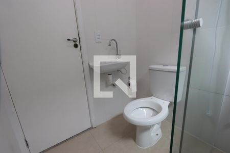 Banheiro de apartamento para alugar com 1 quarto, 28m² em Vila Antonieta, São Paulo