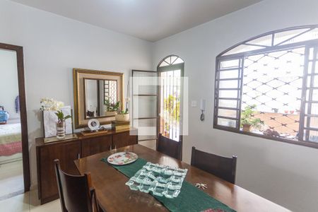 Sala 1 de casa à venda com 4 quartos, 200m² em Sagrada Família, Belo Horizonte