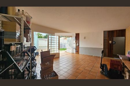 Casa à venda com 260m², 4 quartos e 5 vagas Casa à venda com 260m², 4 quartos e 5 vagasGaragem