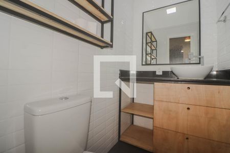 Banheiro de apartamento para alugar com 1 quarto, 48m² em São João, Porto Alegre