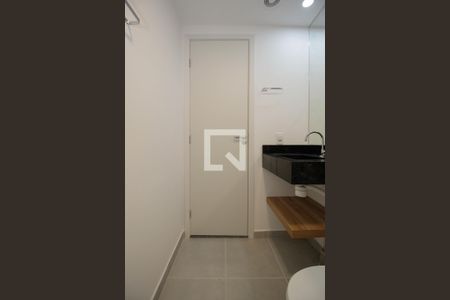 Banheiro de kitnet/studio para alugar com 1 quarto, 26m² em Pinheiros, São Paulo