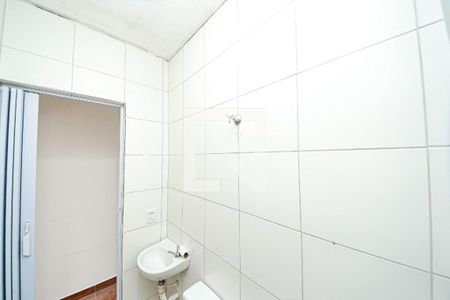 Banheiro de casa para alugar com 1 quarto, 18m² em Jardim Ana Rosa, São Paulo