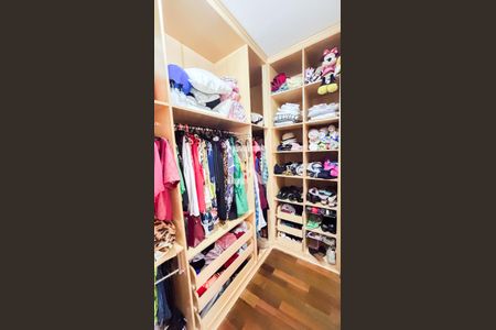 Casa à venda com 192m², 4 quartos e 4 vagas Casa à venda com 192m², 4 quartos e 4 vagasSuite 1Closet