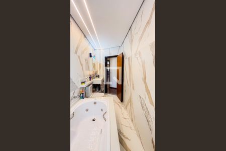 Casa à venda com 192m², 4 quartos e 4 vagas Casa à venda com 192m², 4 quartos e 4 vagasBanheiro da Suíte 1