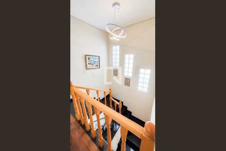 Casa à venda com 192m², 4 quartos e 4 vagas Casa à venda com 192m², 4 quartos e 4 vagasEscada