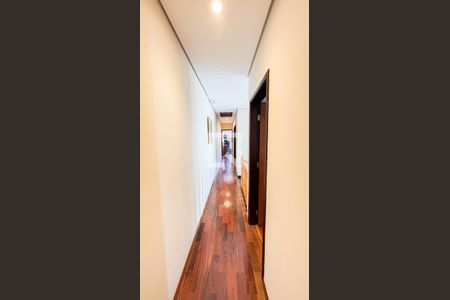 Casa à venda com 192m², 4 quartos e 4 vagas Casa à venda com 192m², 4 quartos e 4 vagasCorredor