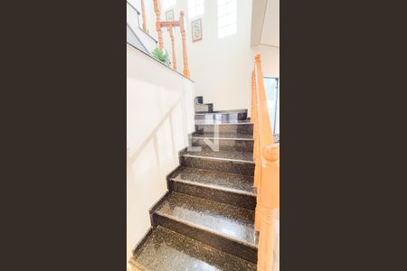 Casa à venda com 192m², 4 quartos e 4 vagas Casa à venda com 192m², 4 quartos e 4 vagasEscada