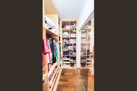 Casa à venda com 192m², 4 quartos e 4 vagas Casa à venda com 192m², 4 quartos e 4 vagasSuite 1Closet