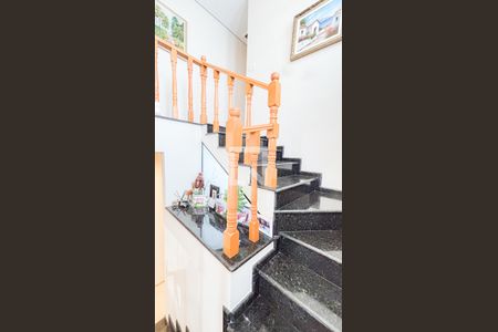 Casa à venda com 192m², 4 quartos e 4 vagas Casa à venda com 192m², 4 quartos e 4 vagasEscada