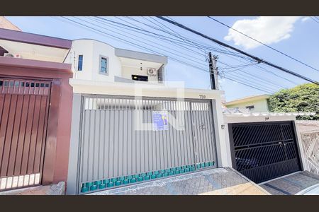 Casa à venda com 192m², 4 quartos e 4 vagas Casa à venda com 192m², 4 quartos e 4 vagasFachada