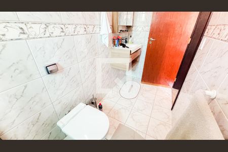 Casa à venda com 192m², 4 quartos e 4 vagas Casa à venda com 192m², 4 quartos e 4 vagasBanheiro da Suíte 2