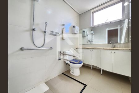 Apartamento para alugar com 268m², 4 quartos e 2 vagas Apartamento para alugar com 268m², 4 quartos e 2 vagasBanheiro da Suíte
