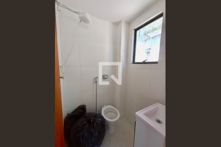 Banheiro social de kitnet/studio para alugar com 1 quarto, 30m² em Jardim Botânico, Rio de Janeiro