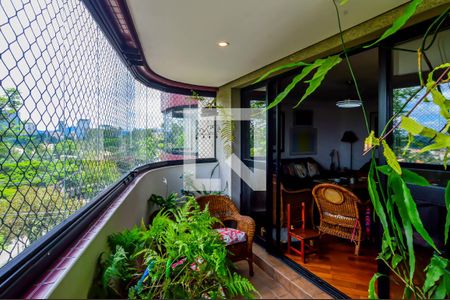 Apartamento à venda com 202m², 4 quartos e 3 vagas Apartamento à venda com 202m², 4 quartos e 3 vagasVaranda