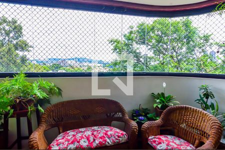 Apartamento à venda com 202m², 4 quartos e 3 vagas Apartamento à venda com 202m², 4 quartos e 3 vagasVaranda