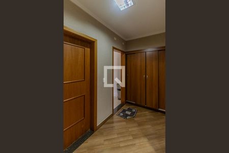 Casa à venda com 519m², 3 quartos e 5 vagas Casa à venda com 519m², 3 quartos e 5 vagasCorredor