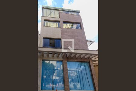 Casa à venda com 519m², 3 quartos e 5 vagas Casa à venda com 519m², 3 quartos e 5 vagasFachada