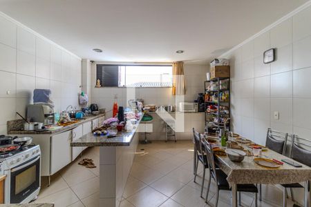 Casa à venda com 519m², 3 quartos e 5 vagas Casa à venda com 519m², 3 quartos e 5 vagasCozinha 3