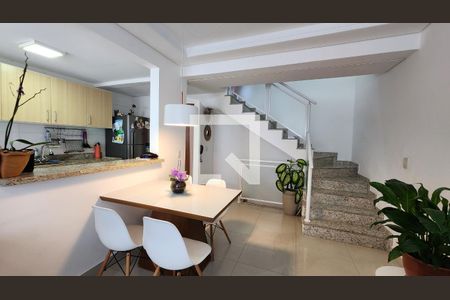 Sala de casa para alugar com 2 quartos, 110m² em Marapé, Santos