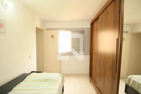 Quarto 1 de apartamento para alugar com 3 quartos, 65m² em Parque Pinheiros, Taboão da Serra