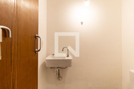 Lavabo de casa de condomínio para alugar com 2 quartos, 81m² em Vila Brasilio Machado, São Paulo