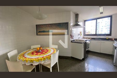 Cozinha de apartamento à venda com 4 quartos, 240m² em Belvedere, Belo Horizonte