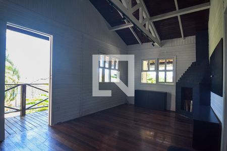 Sala de casa de condomínio à venda com 2 quartos, 422m² em Itaipu, Niterói