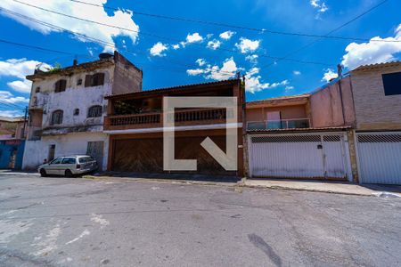 Casa à venda com 250m², 4 quartos e 4 vagas Casa à venda com 250m², 4 quartos e 4 vagasFachada