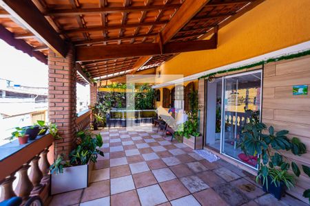 Casa à venda com 250m², 4 quartos e 4 vagas Casa à venda com 250m², 4 quartos e 4 vagasVaranda casa 1