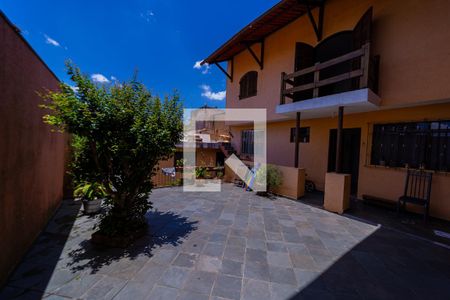 Casa à venda com 250m², 4 quartos e 4 vagas Casa à venda com 250m², 4 quartos e 4 vagasQuintal Casa 2