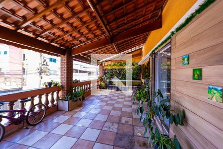 Casa à venda com 250m², 4 quartos e 4 vagas Casa à venda com 250m², 4 quartos e 4 vagasVaranda casa 1