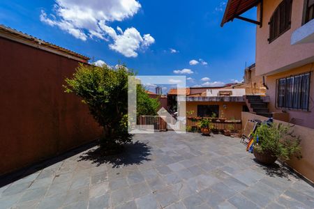 Casa à venda com 250m², 4 quartos e 4 vagas Casa à venda com 250m², 4 quartos e 4 vagasQuintal Casa 2