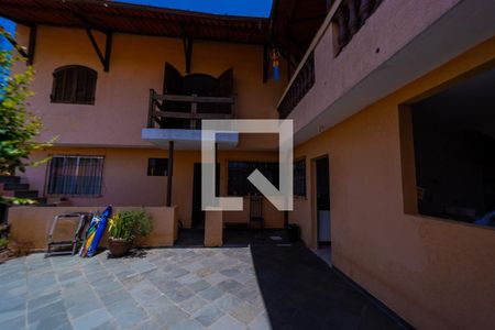 Casa à venda com 250m², 4 quartos e 4 vagas Casa à venda com 250m², 4 quartos e 4 vagasQuintal Casa 2