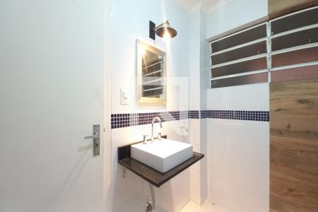 Banheiro de apartamento à venda com 1 quarto, 30m² em Vila Lidia, Campinas