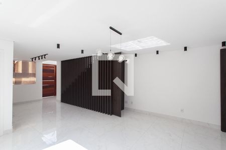 Sala de casa à venda com 3 quartos, 150m² em Santa Rosa, Belo Horizonte