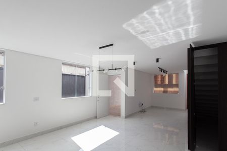 Sala de casa à venda com 3 quartos, 150m² em Santa Rosa, Belo Horizonte