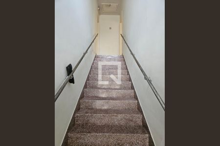 Apartamento à venda com 69m², 2 quartos e 1 vaga Apartamento à venda com 69m², 2 quartos e 1 vagaEscada