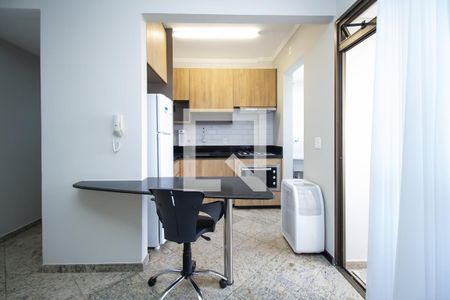 Cozinha de apartamento para alugar com 1 quarto, 48m² em Santo Antônio, Belo Horizonte