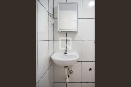 Banheiro de kitnet/studio para alugar com 1 quarto, 27m² em Gonzaguinha, São Vicente