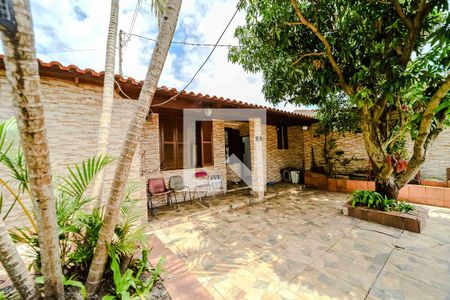 Casa à venda com 213m², 3 quartos e 2 vagas Casa à venda com 213m², 3 quartos e 2 vagasPátio