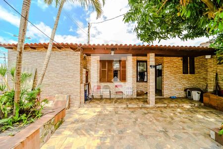 Casa à venda com 213m², 3 quartos e 2 vagas Casa à venda com 213m², 3 quartos e 2 vagasPátio/Fachada